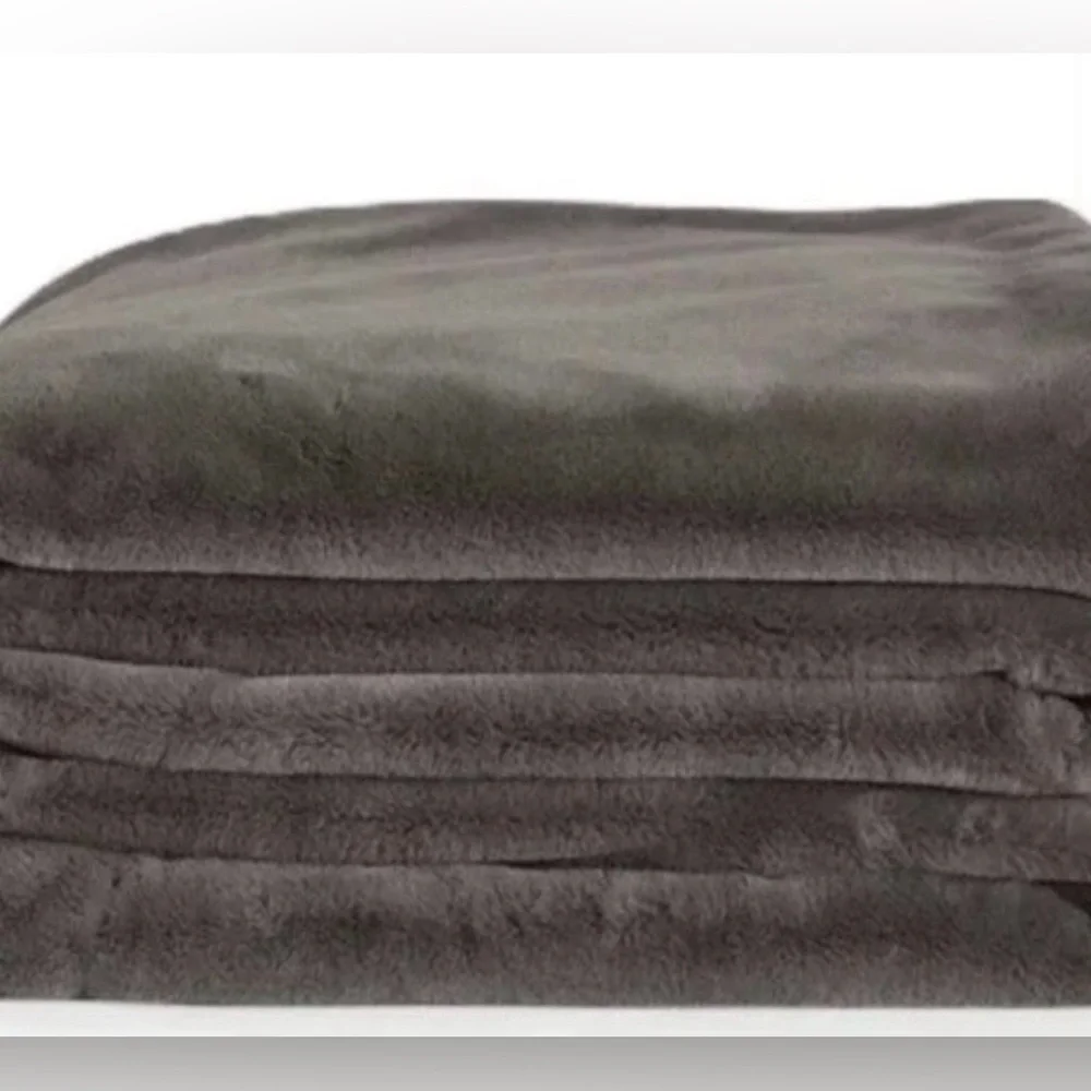 NWT! UnHide For Love Not Fur- Lil' Marshmallow Blanket- Charcoal - 50"x60" - Picture 2 of 7